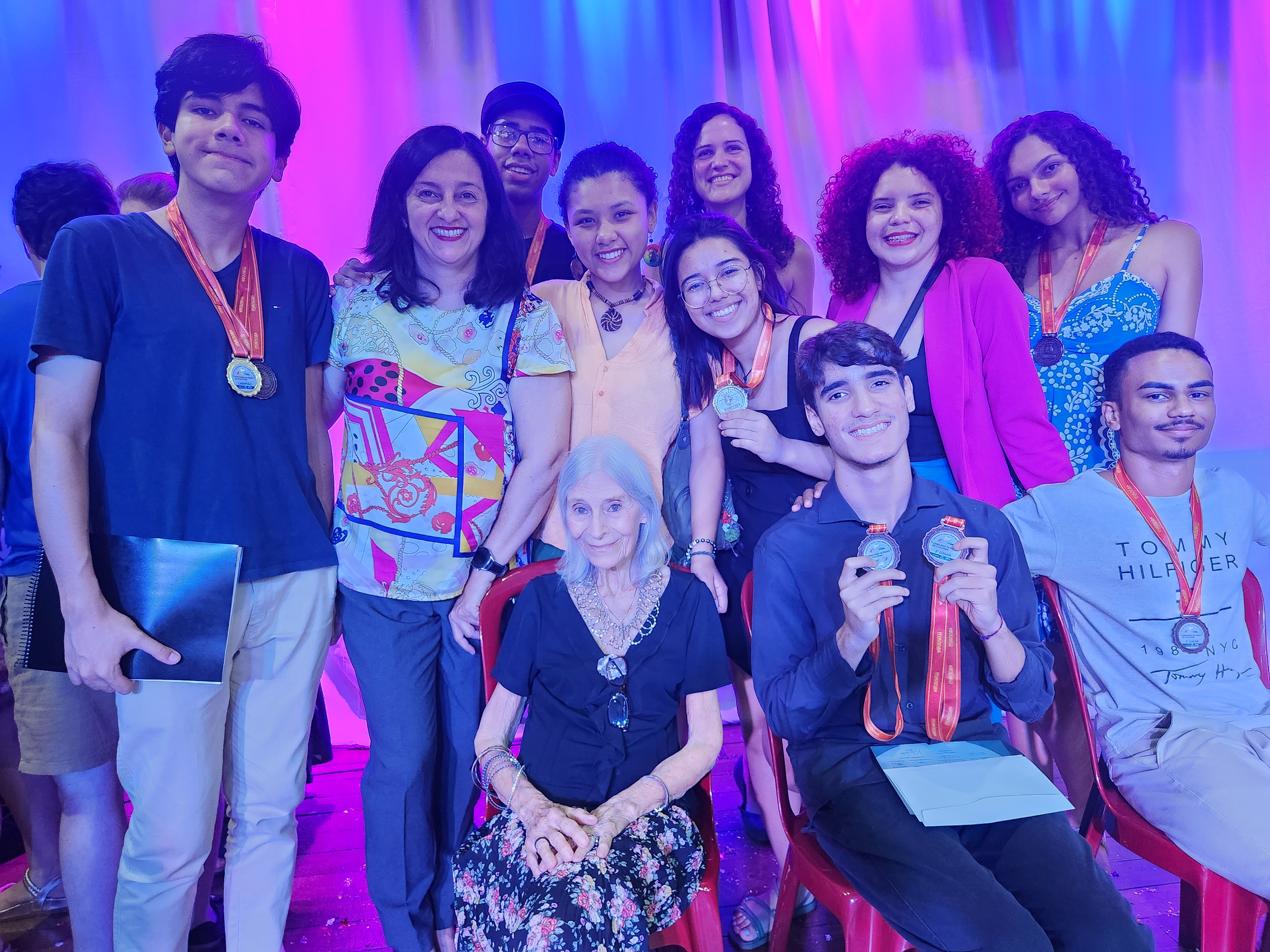 Os estudantes do curso técnico em Instrumento Musical e a professora Marina Machado posaram para foto junto à compositora homenageada na 30ª edição do Concurso de Piano de Ituiutaba, Kilza Setti. 